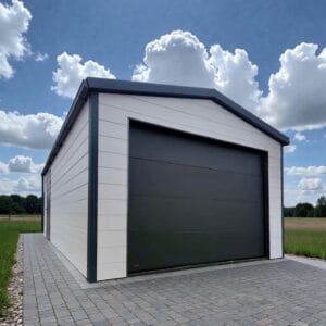 Izolovaná garáž z 4x8 sendvičového panelu s rohovými dverami