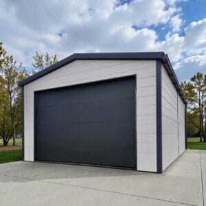 Izolovaná garáž z bielych 5x8 sekčných dverí so sendvičovým panelom