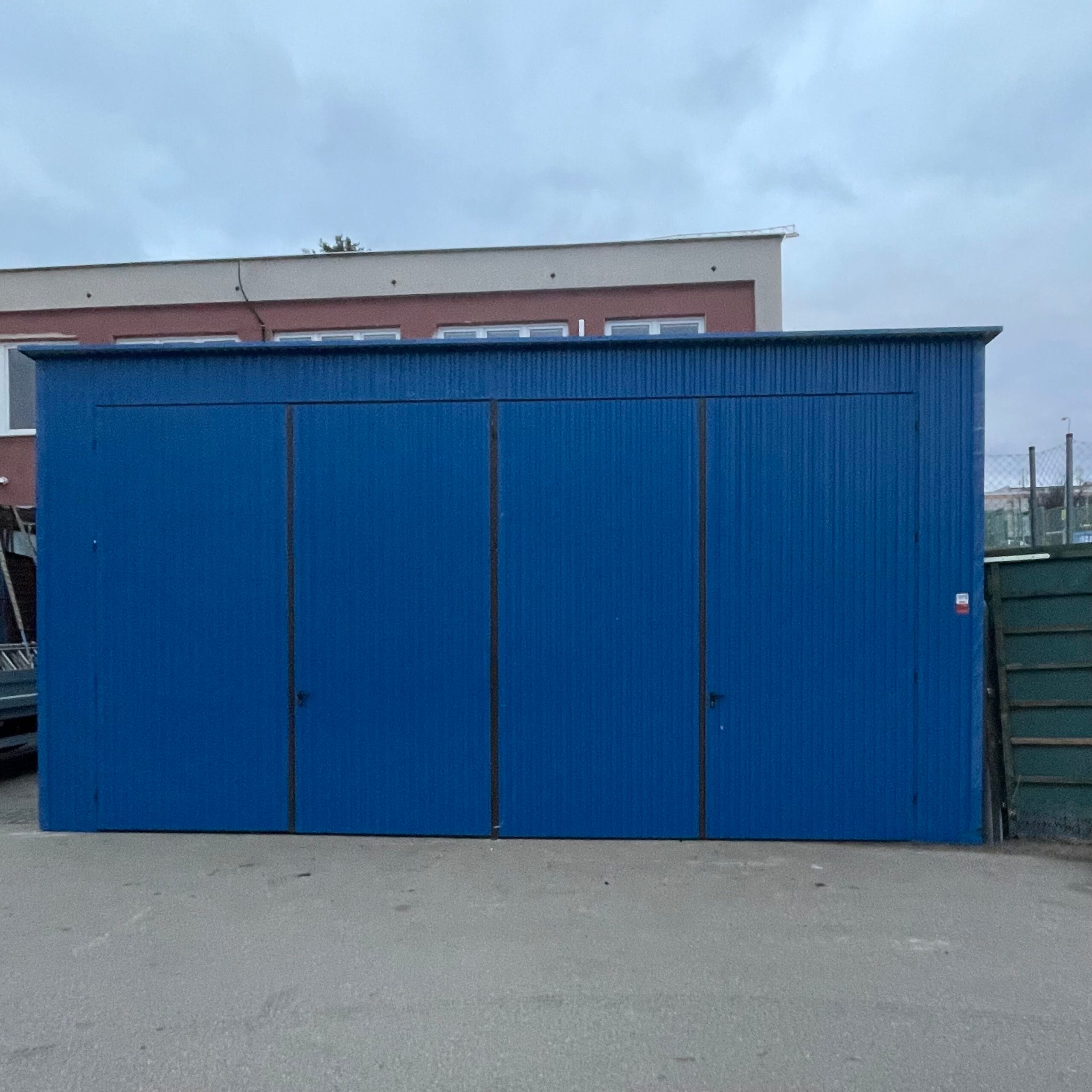 Skladová hala 7x7 vyrobená z lichobežníkovej plechovej brány s dvojitým krídlom – Obrázok 2