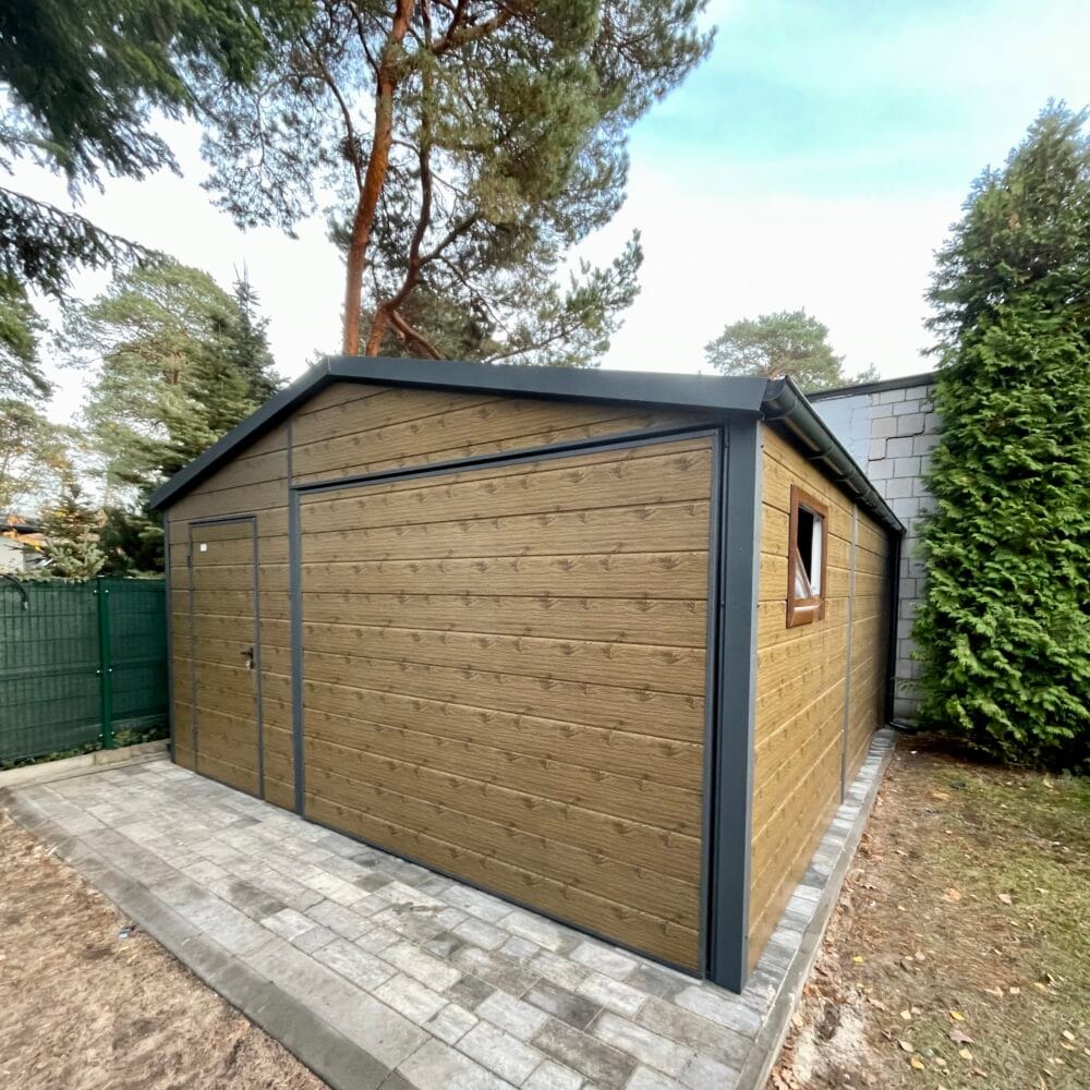 Garaż ocieplany z płyty warstwowej 5x6 brama uchylna 