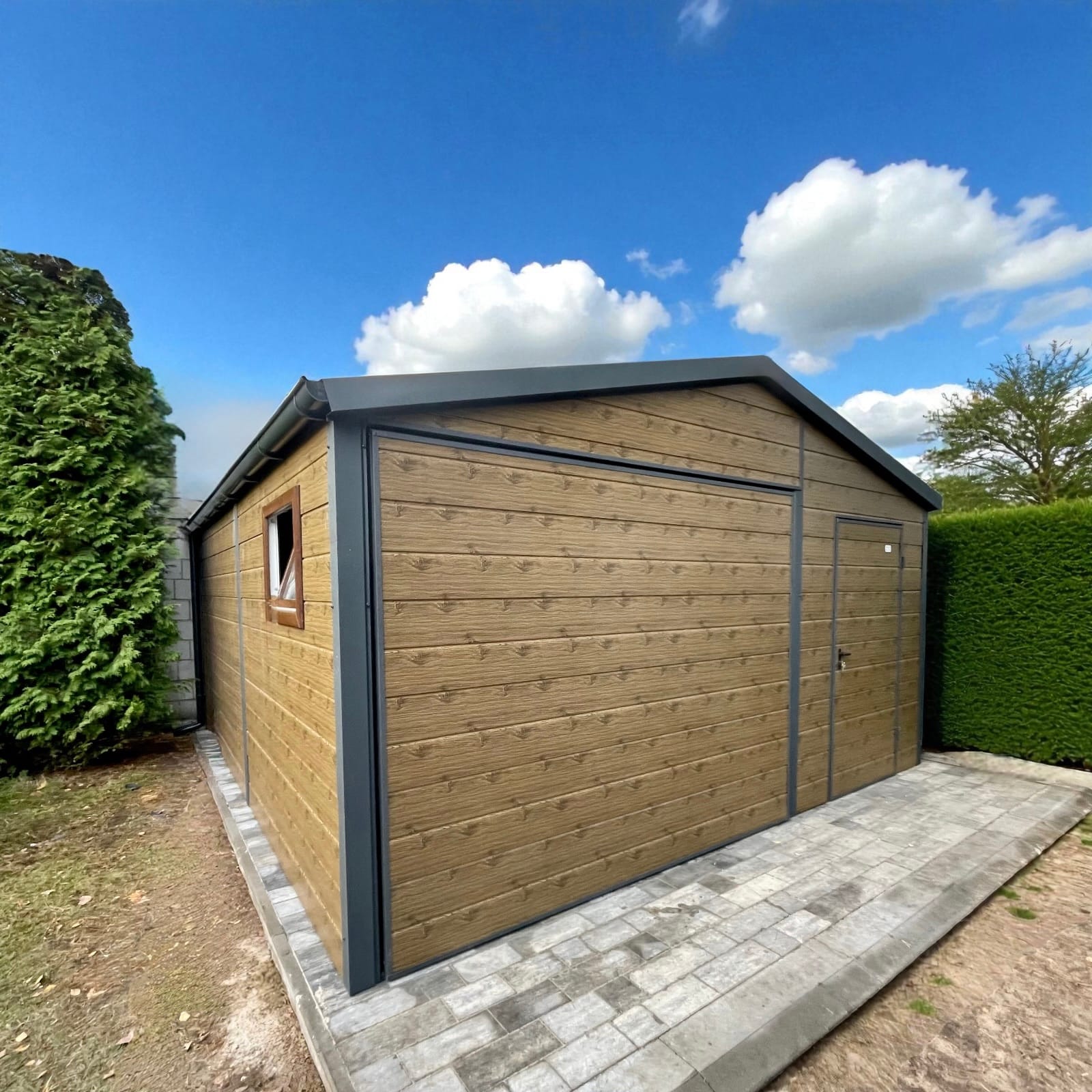 Izolovaná garáž vyrobená zo sendvičového panelu, 5x5 na pántoch