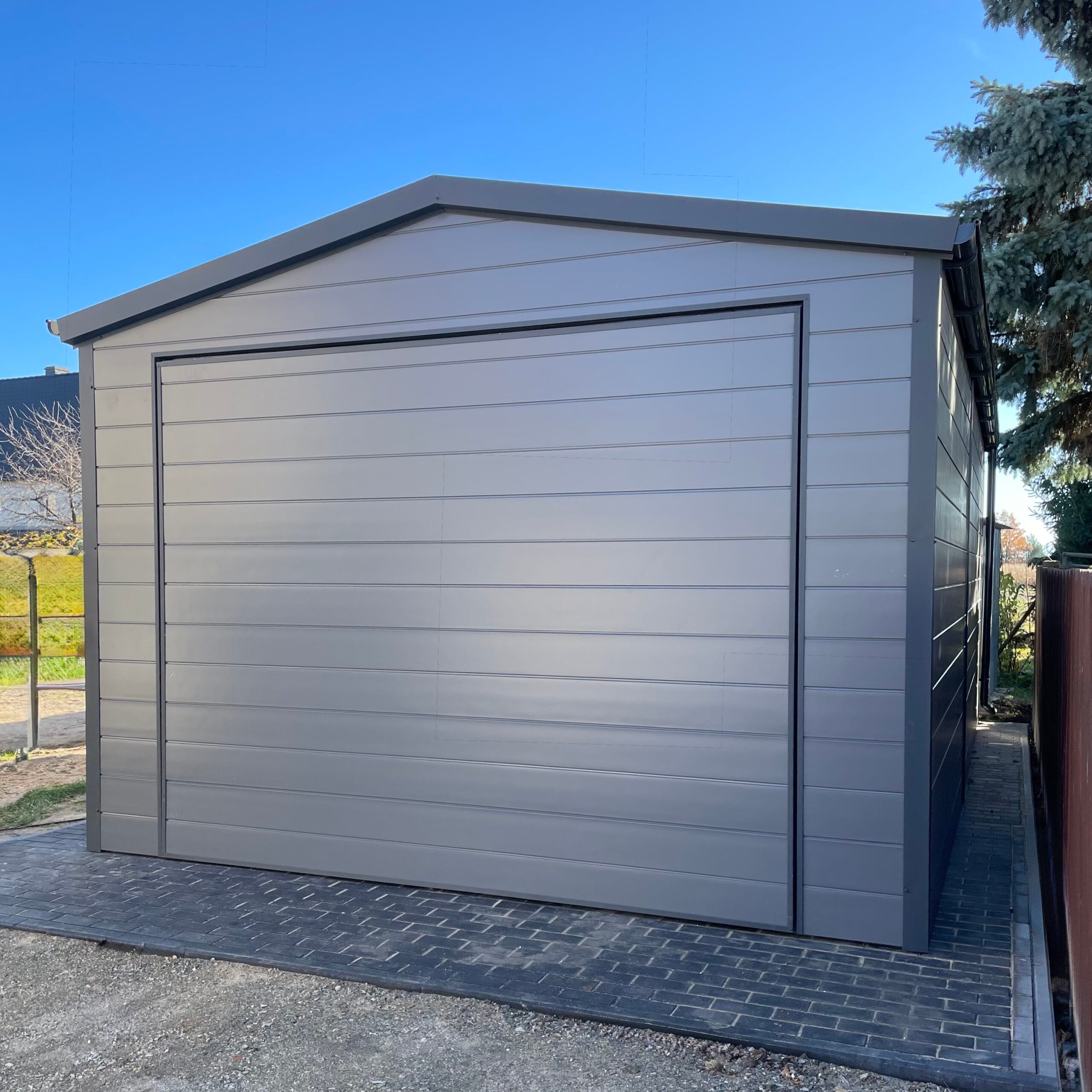 Izolovaná garáž zo sendvičového panelu 4x6 podobného drevu (Kopia) (Kopia) (Kopia) – Obrázok 2