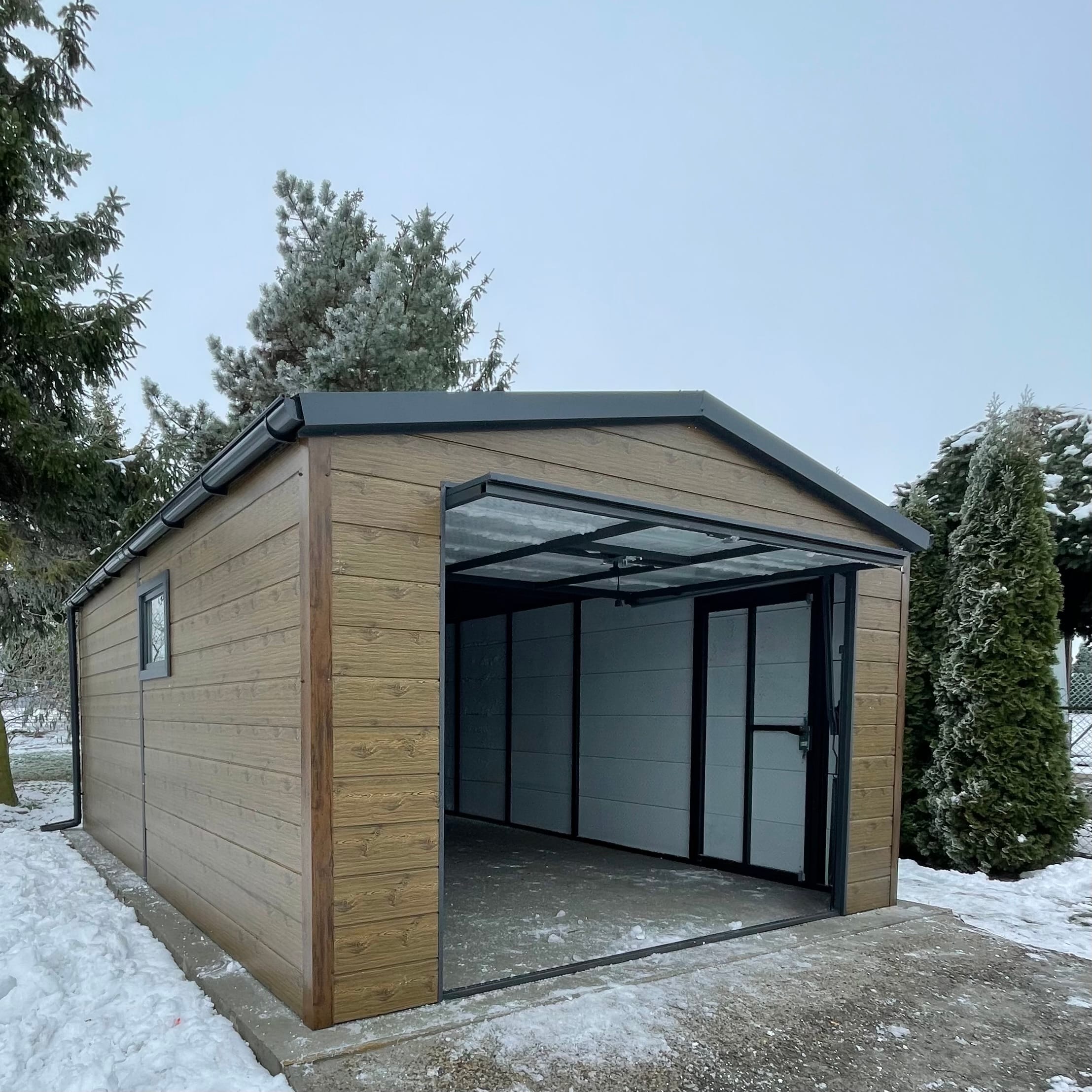 Izolovaná garáž z 4x8 dreveného sendvičového panelu, závesná brána – Obrázok 3