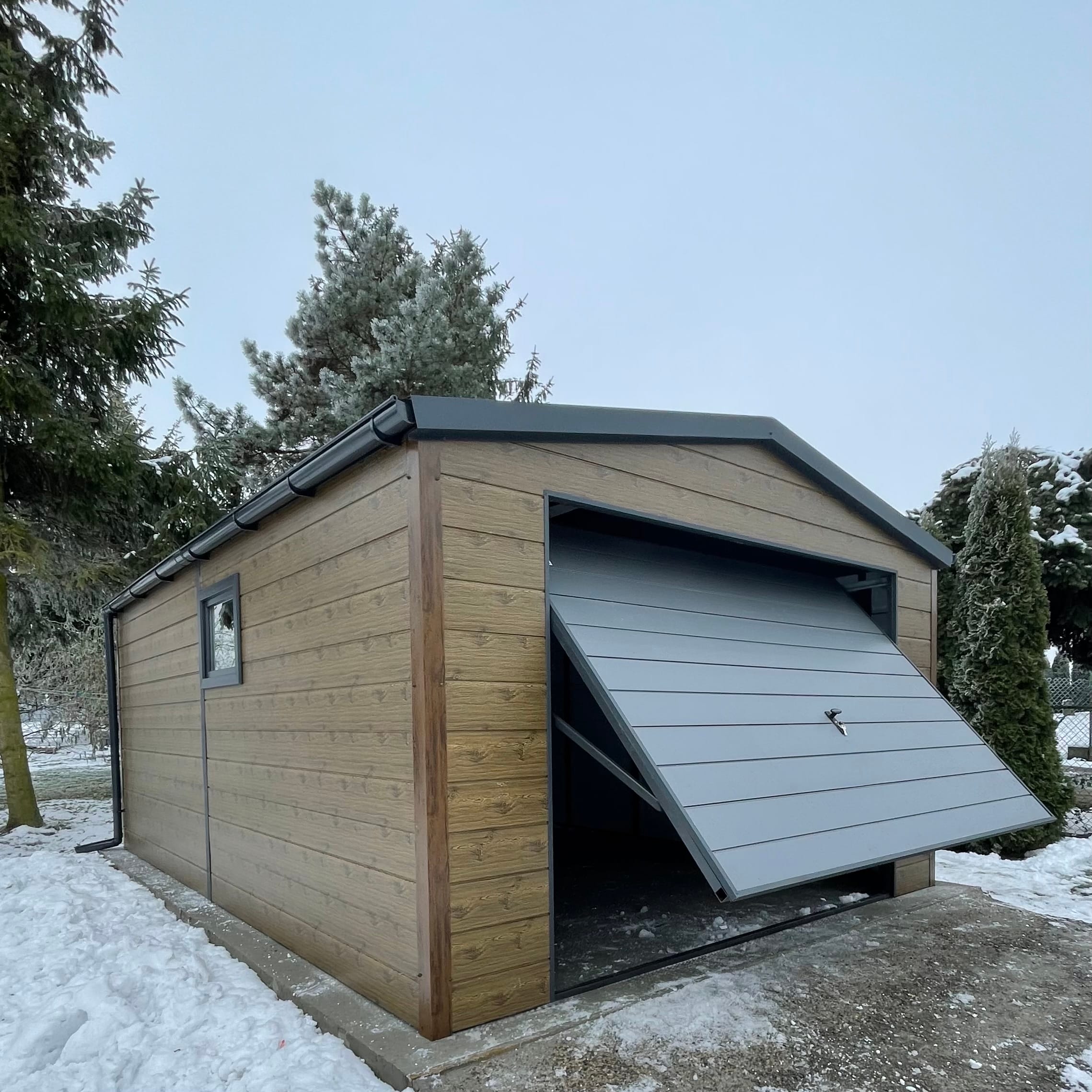 Izolovaná garáž z 4x8 dreveného sendvičového panelu, závesná brána – Obrázok 2