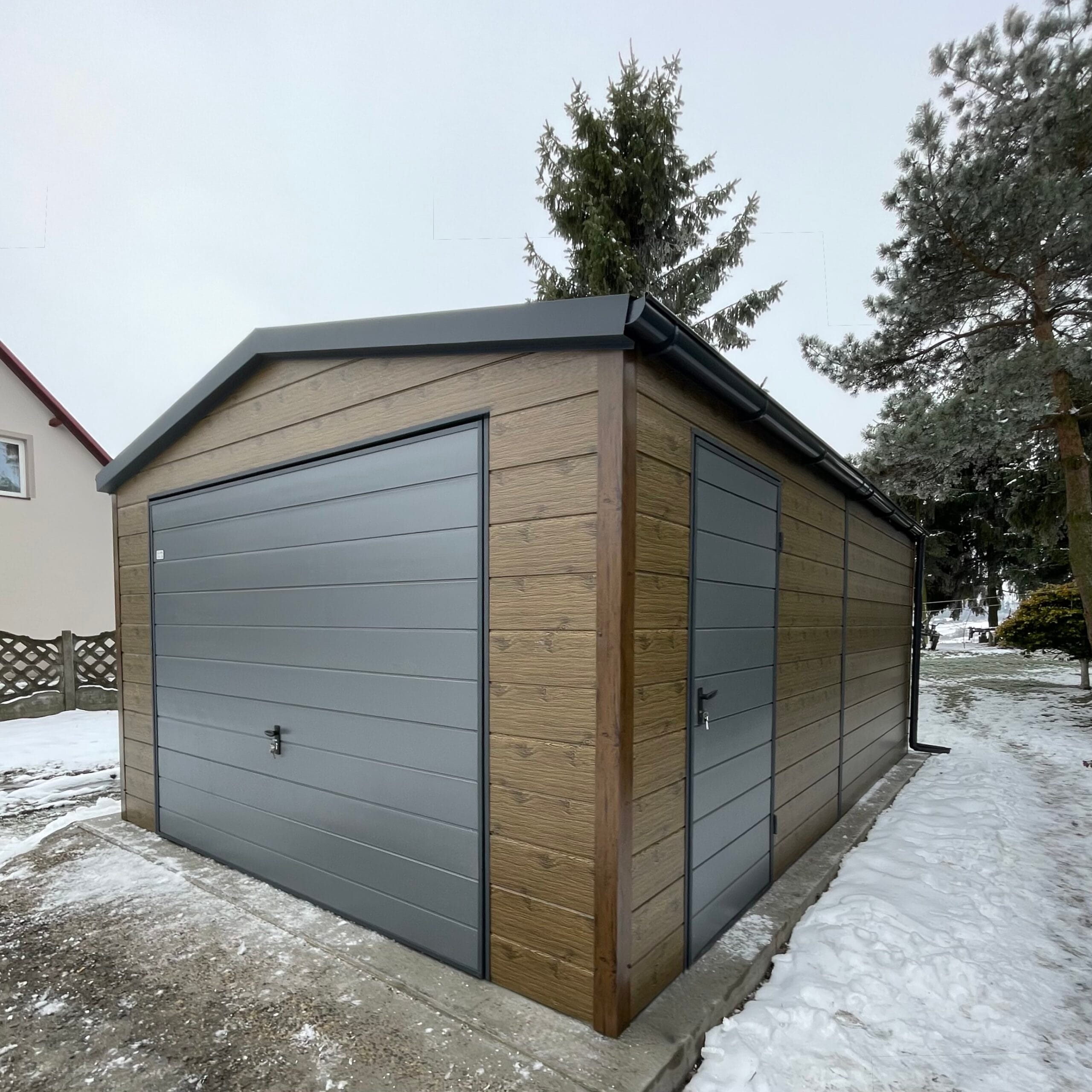 Izolovaná garáž z 4x8 dreveného sendvičového panelu, závesná brána