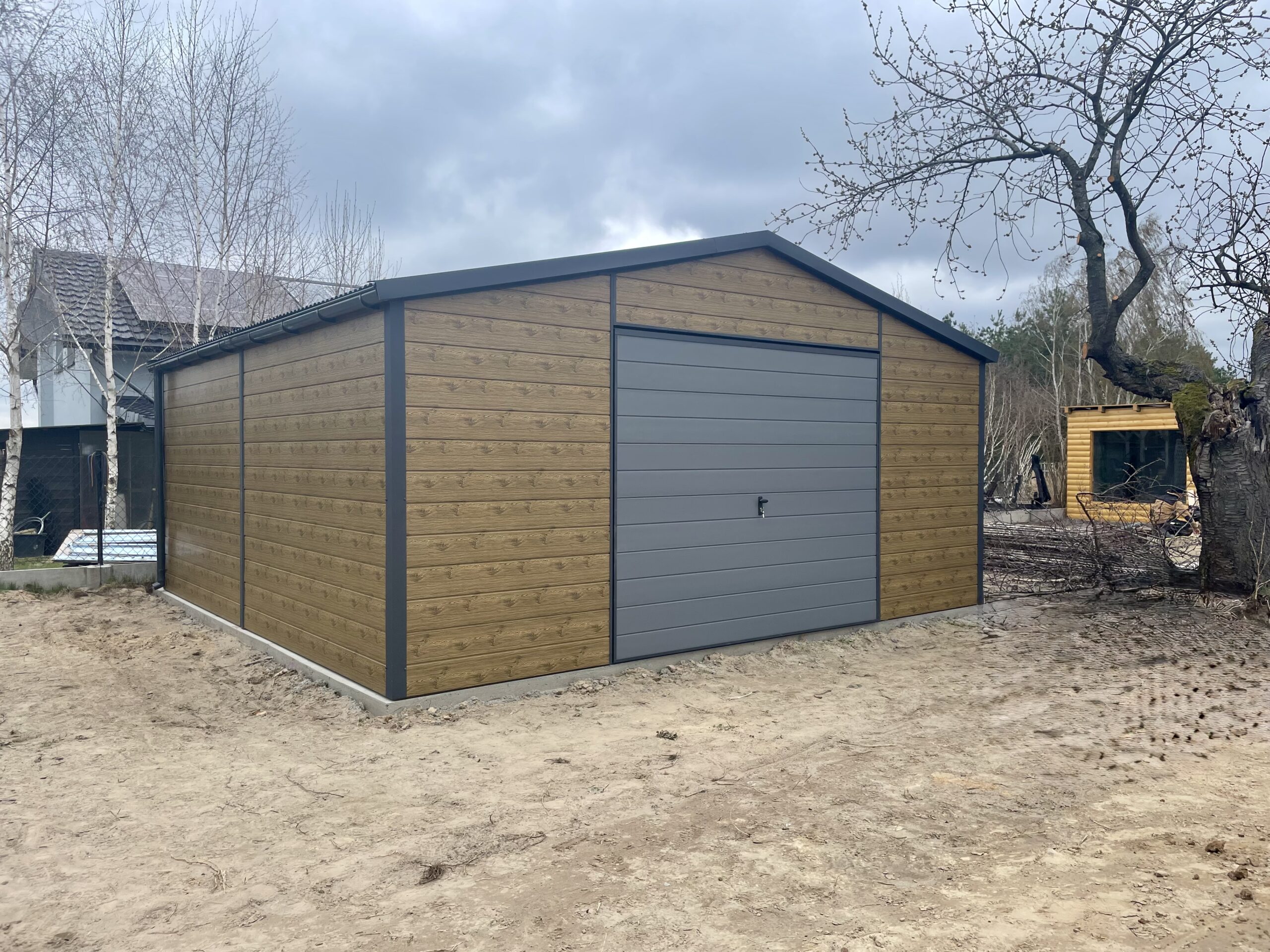 Zateplená garáž zo sendvičových panelov s rozmermi 6 x 6 m